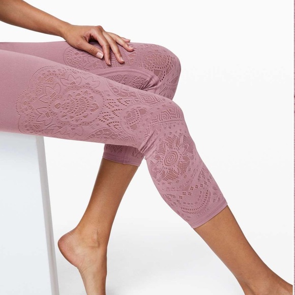 Lululemon leggings Reveal Crop *Zen Expression
Vintage Mauve light pink - Picture 3 of 6